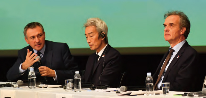 2018年11月15日に東京で行われたシンポジウムに登壇したトレス氏（左）、尾久裕紀氏（中央）、ロイ・チュリック氏（右）。